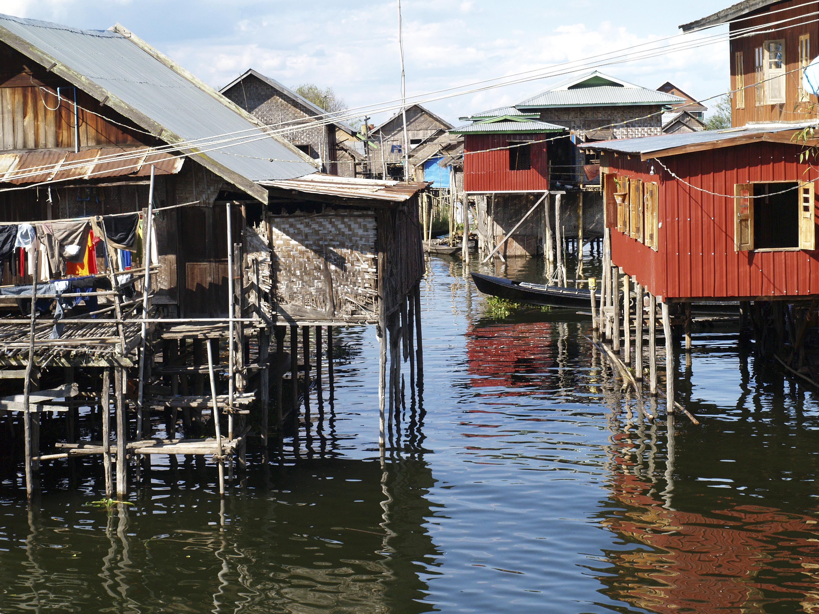LAGO INLE, MYANMAR. LA CONSTRUCCION ADOSADA A LA CASA ES EL ASEO. LOS DESECHOS CAEN DIRECTAMENTE AL AGUA DEL LAGO.