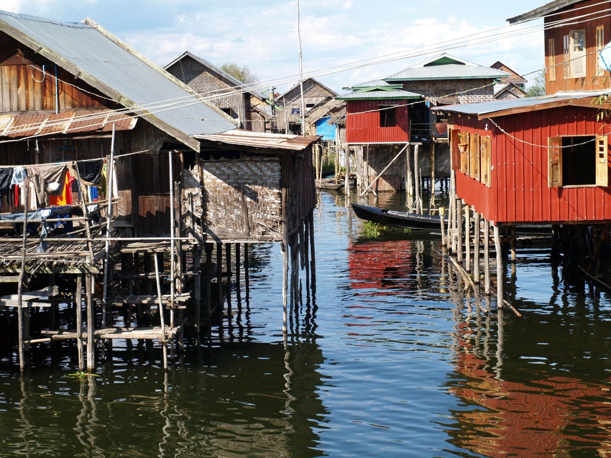 LAGO INLE, MYANMAR. LA CONSTRUCCION ADOSADA A LA CASA ES EL ASEO. LOS DESECHOS CAEN DIRECTAMENTE AL AGUA DEL LAGO.