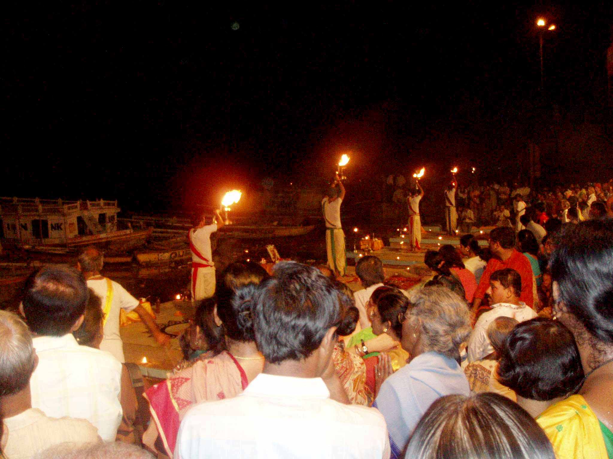 ORILLA DEL GANGES. CEREMONIA DEL FUEGO. BENARES