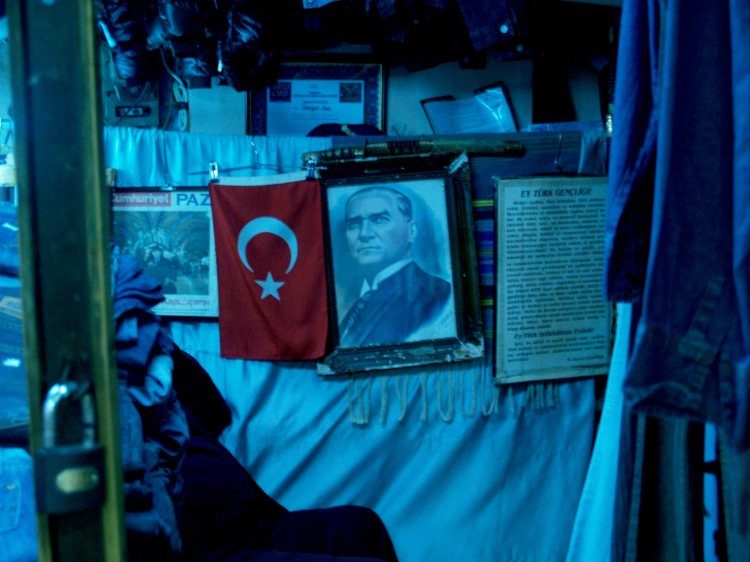 BANDERA TURCA Y RETRATO DE ATATÜRK
